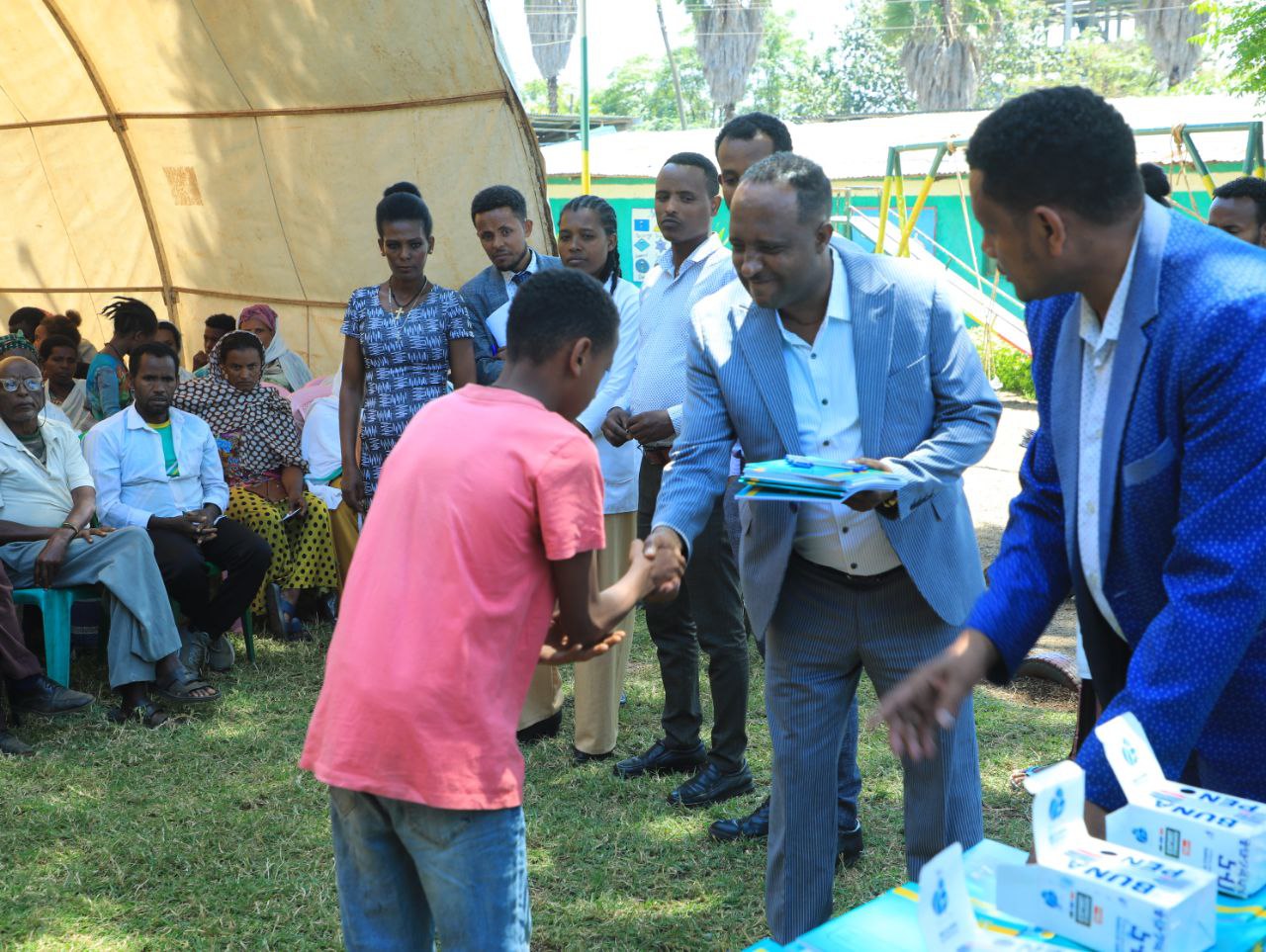 ፀደይ ባንክ ድጋፍ ለሚሹ ሕጻናት ግማሽ ሚሊዮን ብር በሚጠጋ ወጪ የትምሕርት ቁሳቁስ ድጋፍ አደረገ፡፡